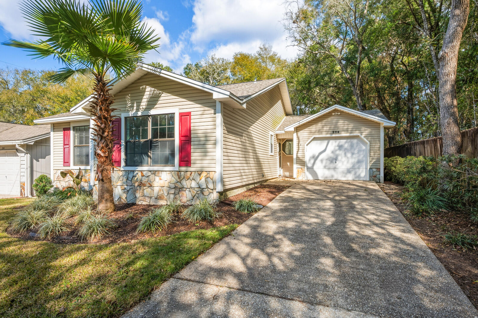 Property Photo:  206 Esmond Court  FL 32578 