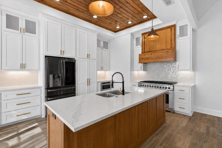 Property Photo: 130 E Winners Circle TX 75602