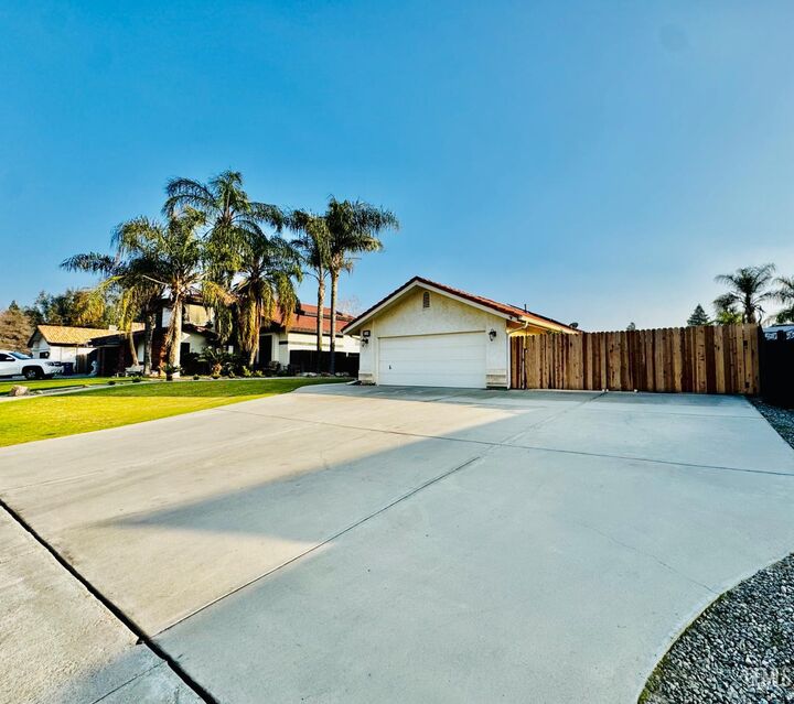 Property Photo: 6921 Aztec Way CA 93308