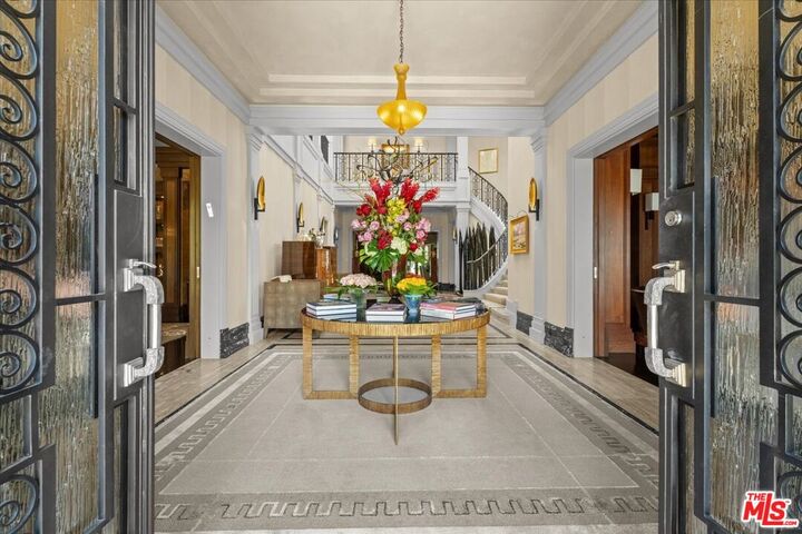 Property Photo:  804 N Elm Dr  CA 90210 