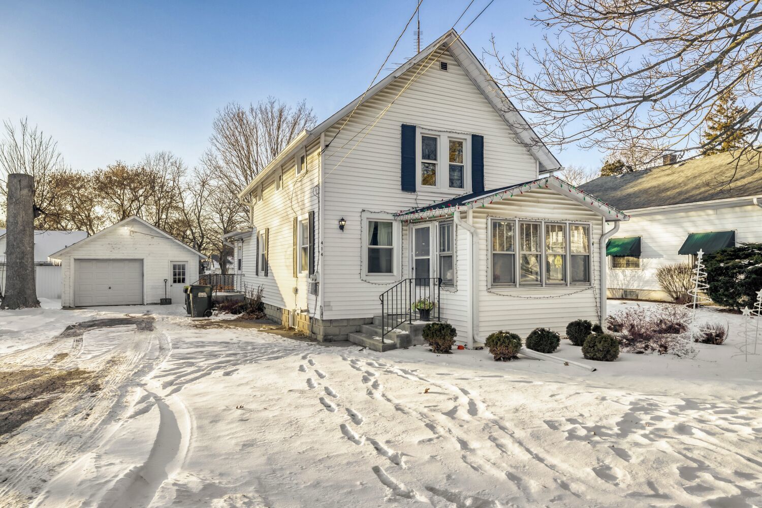 Property Photo:  414 S State Street  IL 60140 