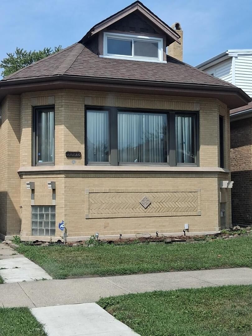 Property Photo:  