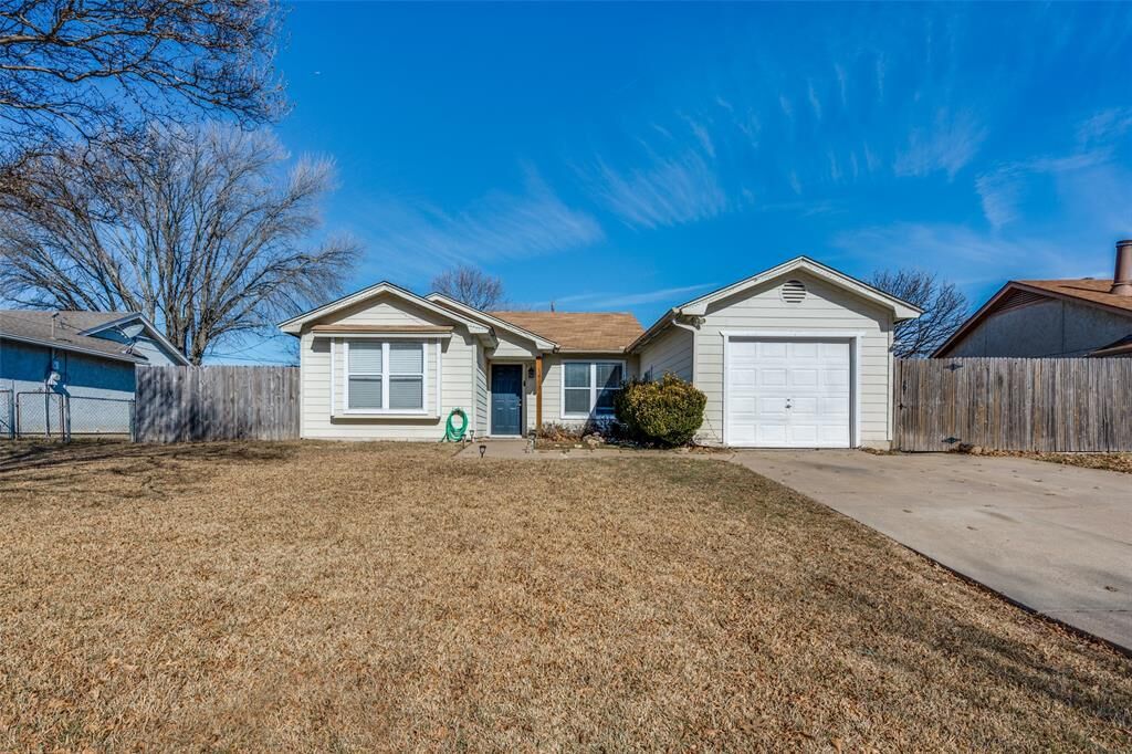 Property Photo: 1415 Colonnade Drive TX 76018