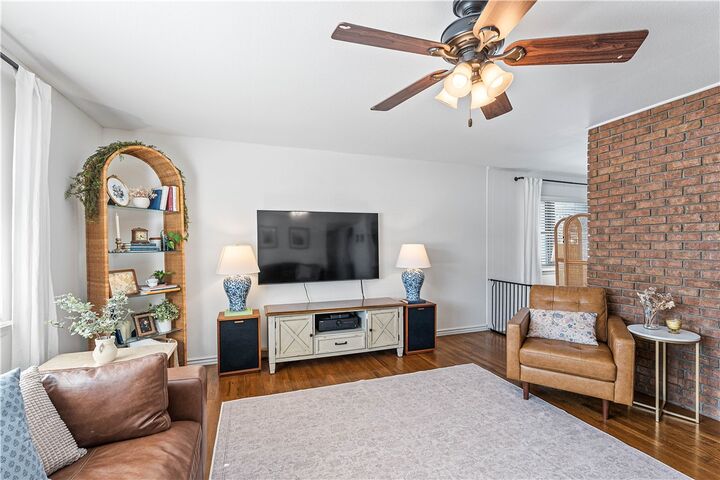 Property Photo:  1521 W Gum Street  AR 72758 