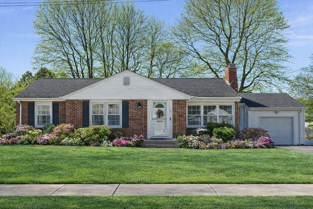 Property Photo:  8 Westmont Rd  MA 01545 