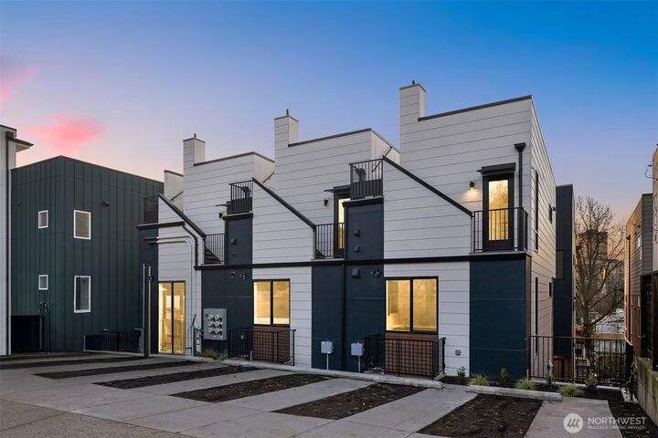 Property Photo:  914 C  15th Avenue  WA 98122 