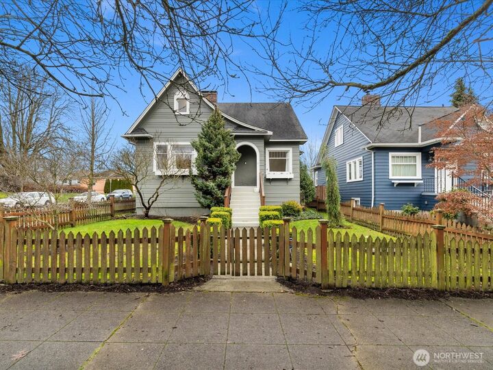 Property Photo:  1301  Oakes Avenue  WA 98201 