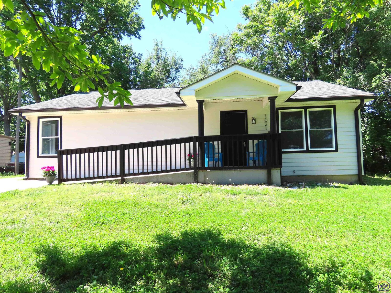 Property Photo:  1021 SW Boswell Ave  KS 66604 