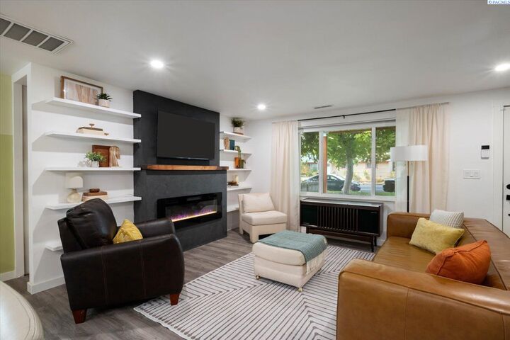 Property Photo:  2420 W 7th Ave  WA 99336-4854 