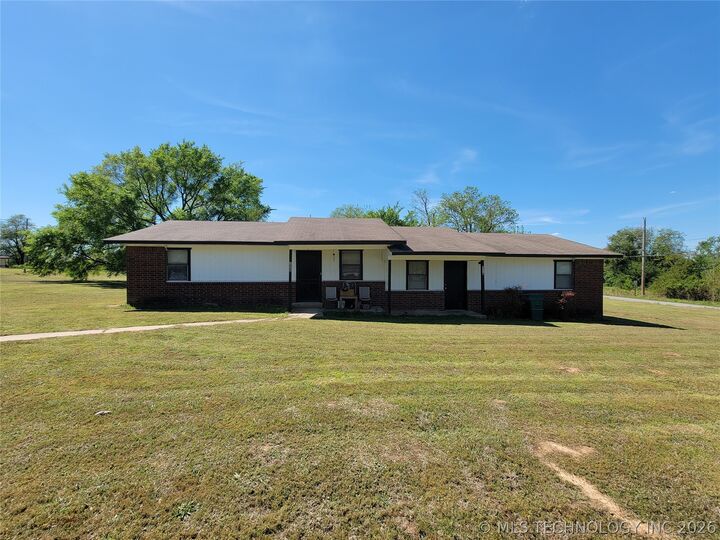 Property Photo: 1923 N Maple Street OK 74955