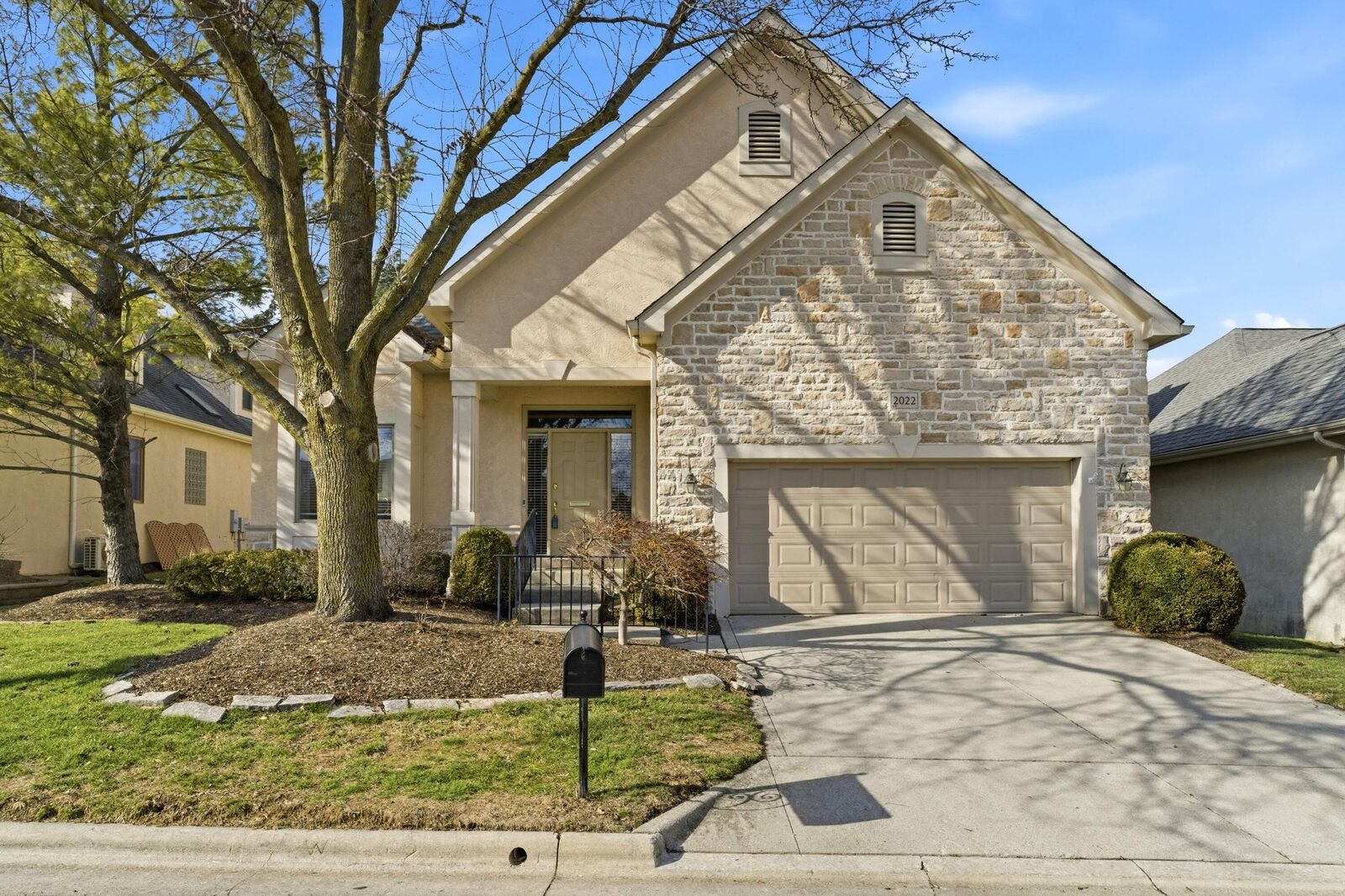 Property Photo: 2022 Lake Shore Drive OH 43204