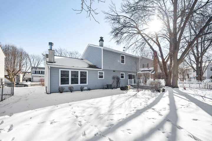 Property Photo:  644 Leslie Lane  IL 60194 