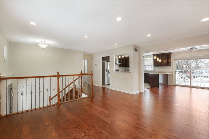 Property Photo:  933 Columbia Court  IL 60188 