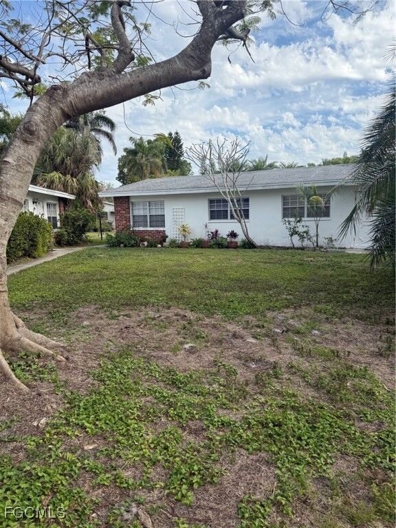 Property Photo:  823 Courtington Lane 1  FL 33919 