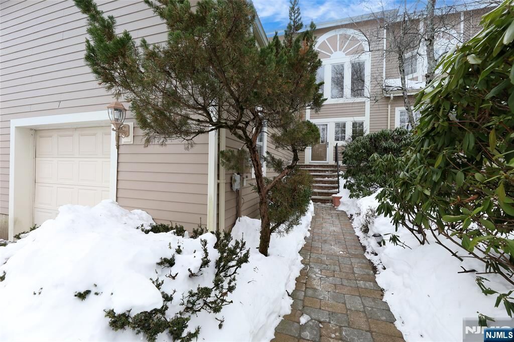Property Photo:  7 Coniston Court  NJ 07470 
