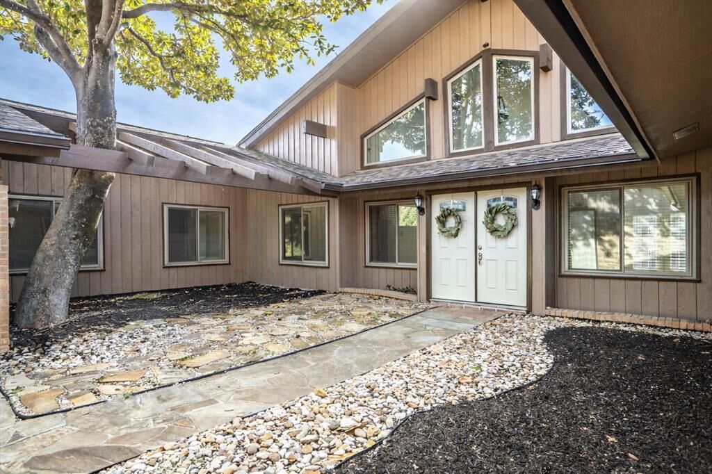 Property Photo:  2102 Stonehill Court  TX 76012 