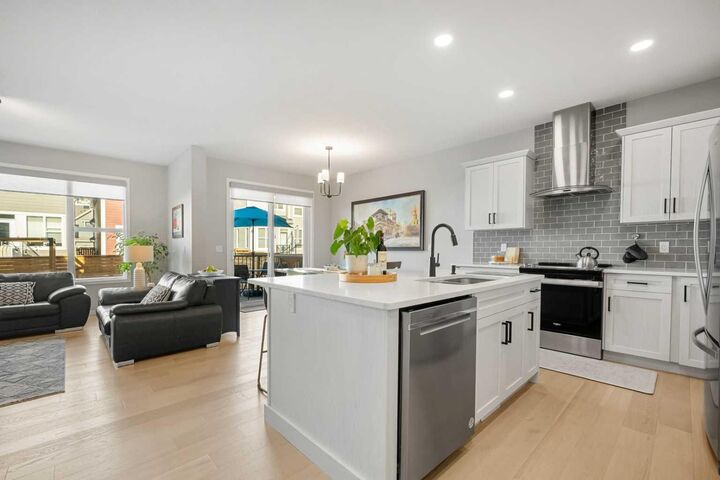 Property Photo:  238 Arbour Lake View NW  AB T3G 0H3 