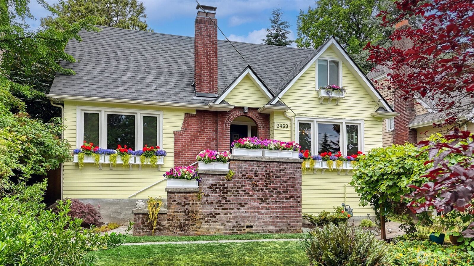 Property Photo:  2463  26th Avenue E  WA 98112 