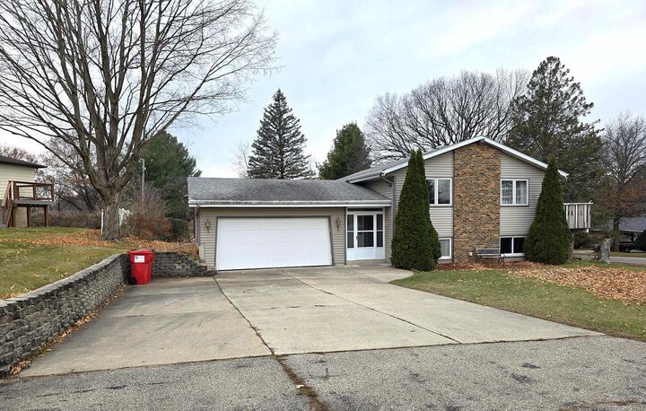 Property Photo: 2740 South Nakoma Court WI 53511