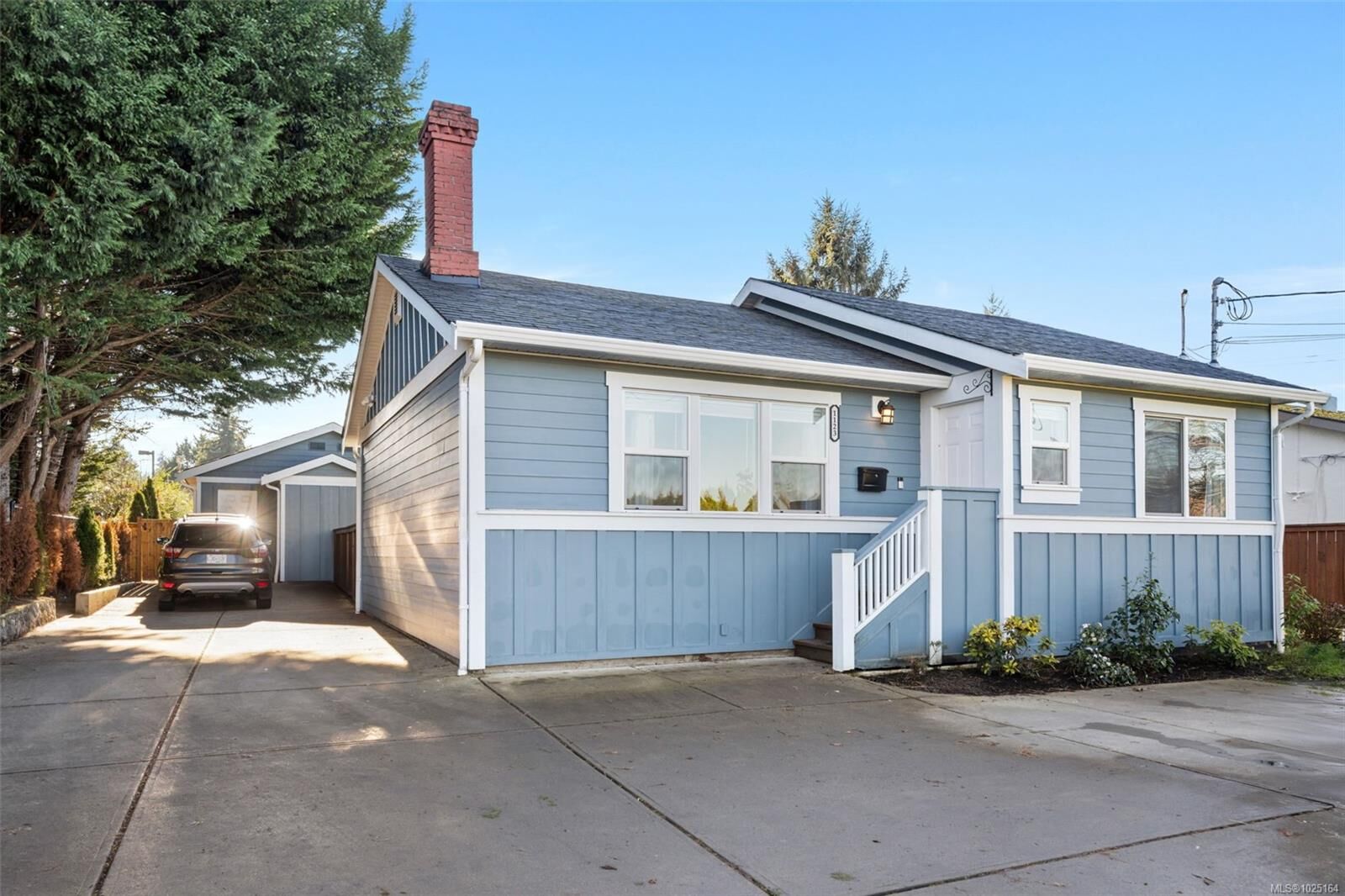 Property Photo:  1123 Reynolds Rd  BC V8P 2K5 