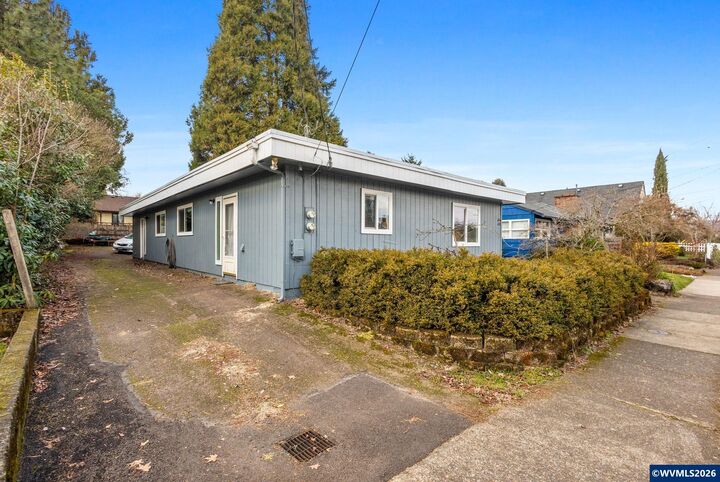 Property Photo:  626-628 NW 28th St  OR 97330 