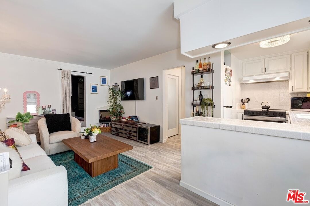 Property Photo: 8155 Manitoba St CA 90293