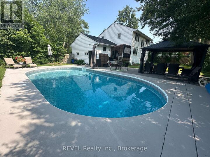 Property Photo: 10 Laughlin Place ON L3C 4E2