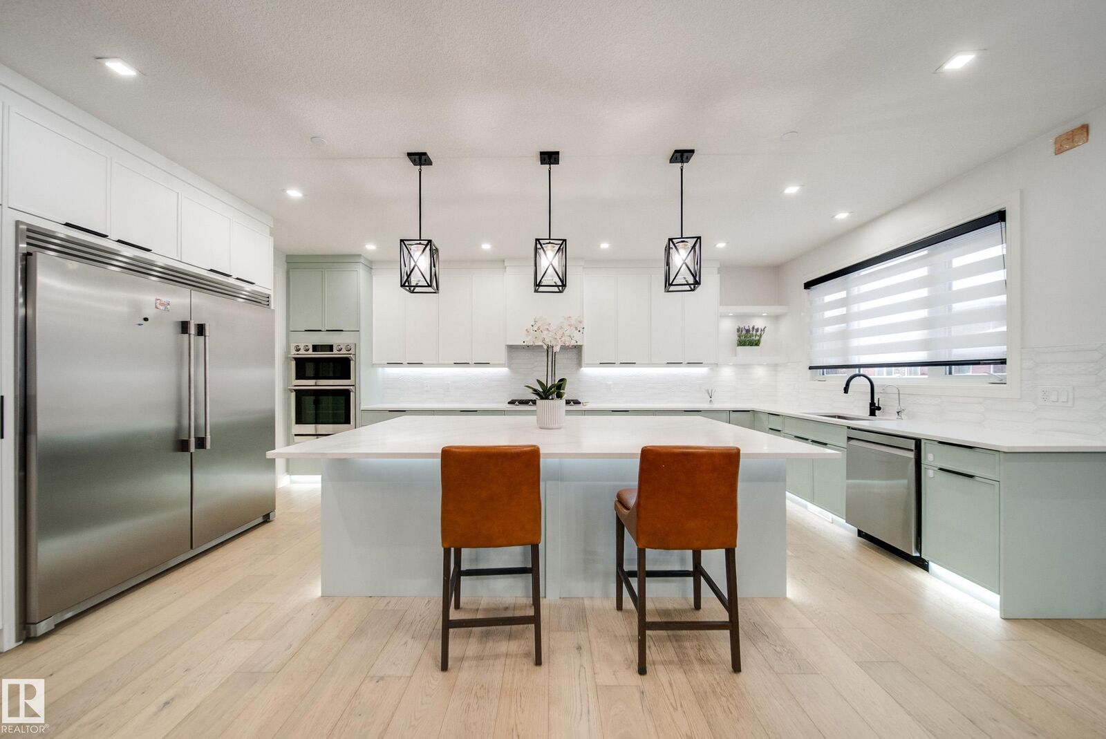 Property Photo: 4416 Suzanna Crescent SW AB T6X 0Y4