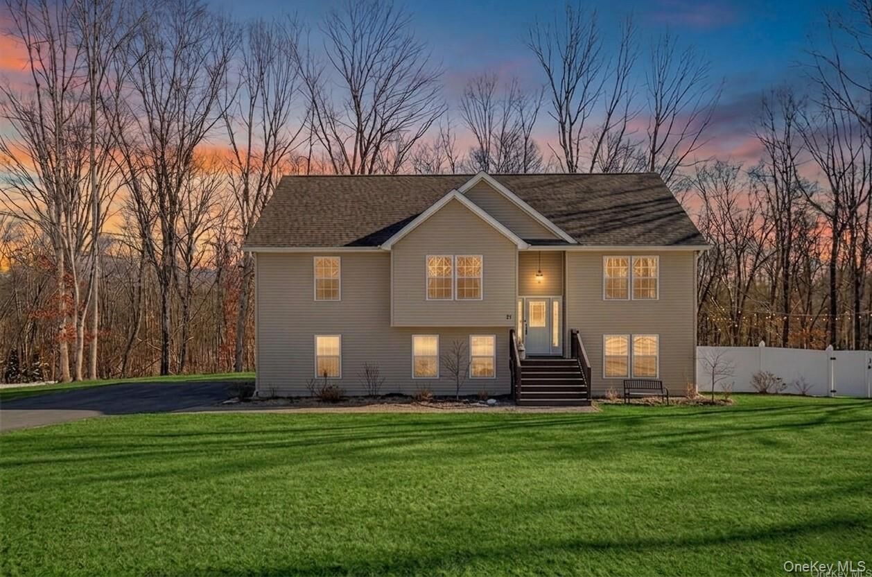 Property Photo:  31 Greenshire Way  NY 12586 