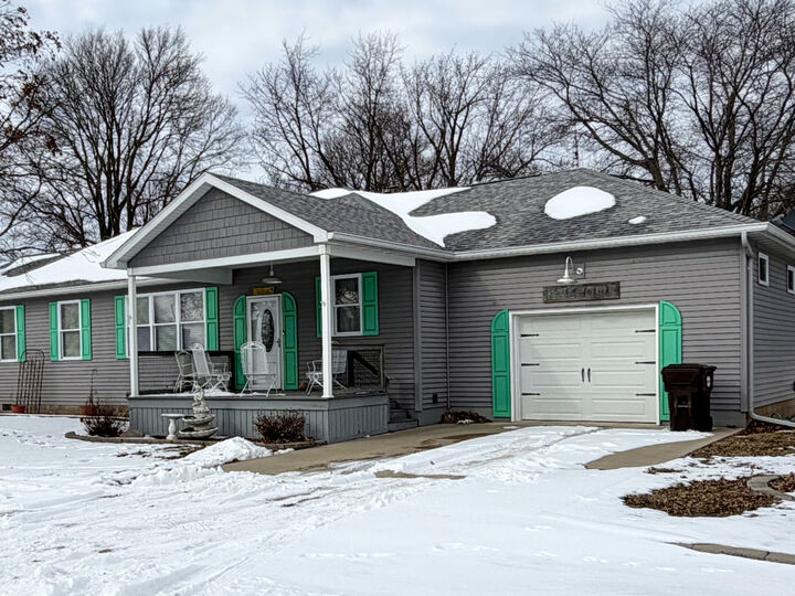 Property Photo:  200 N Henderson Street  IL 61749 
