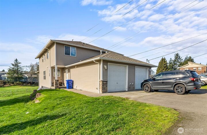 Property Photo:  2905  11th Street B  WA 98201 