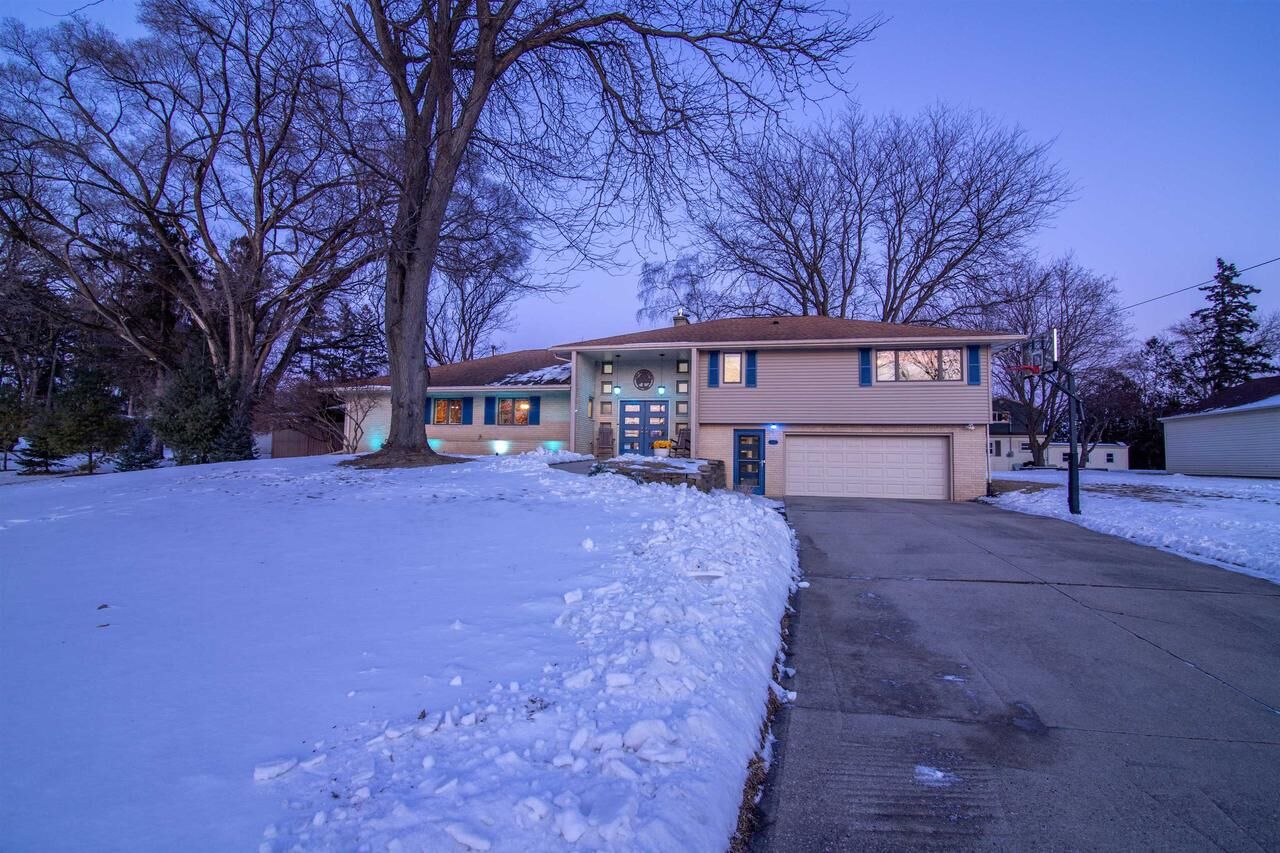 Property Photo:  605 Valley Street  WI 53032 