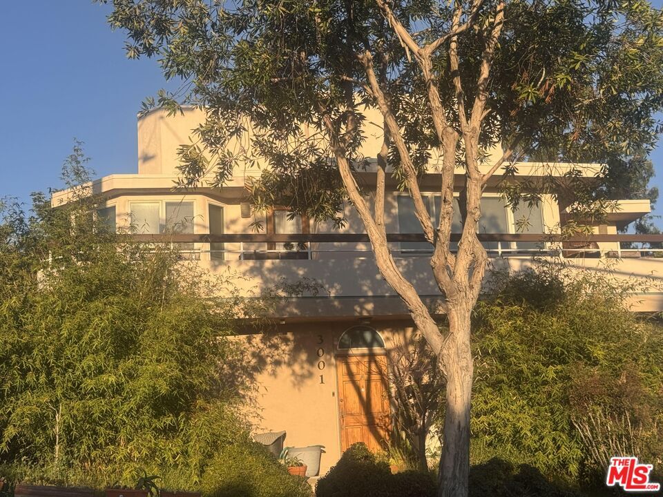 Property Photo:  3001 Highland Ave  CA 90405 