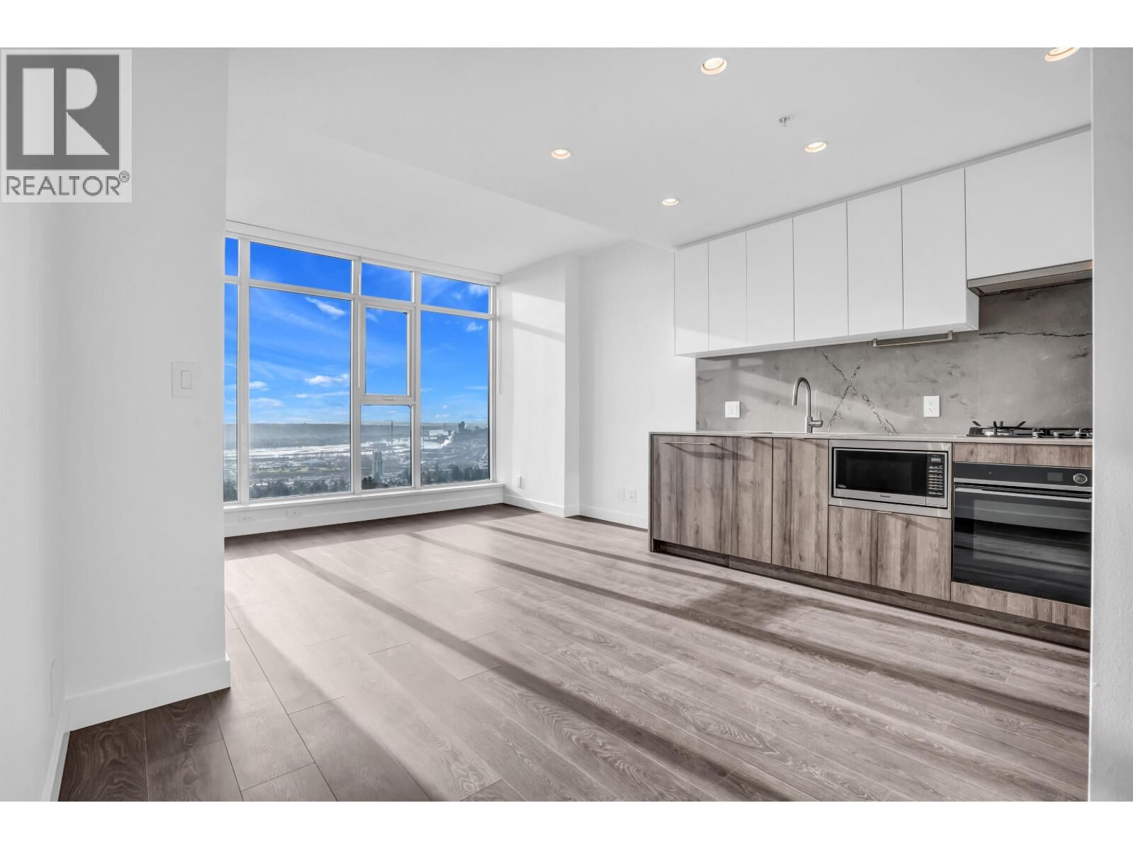 Property Photo: 505 Nelson Street 1603 BC V3J 0R5