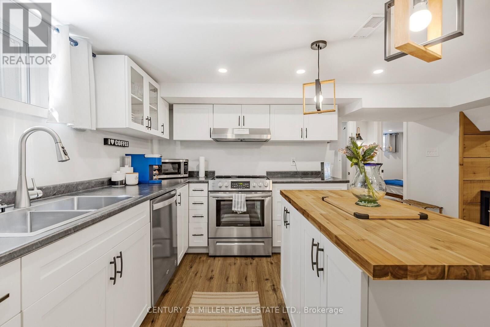 Property Photo:  248 Kingsleigh Court Suite  ON L9T 1X7 