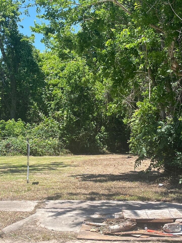 Property Photo:  317 S Fulton Street  TX 77591 