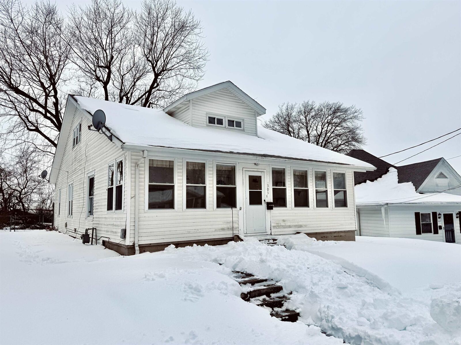 Property Photo:  305 Walker Street  IN 47553-1422 