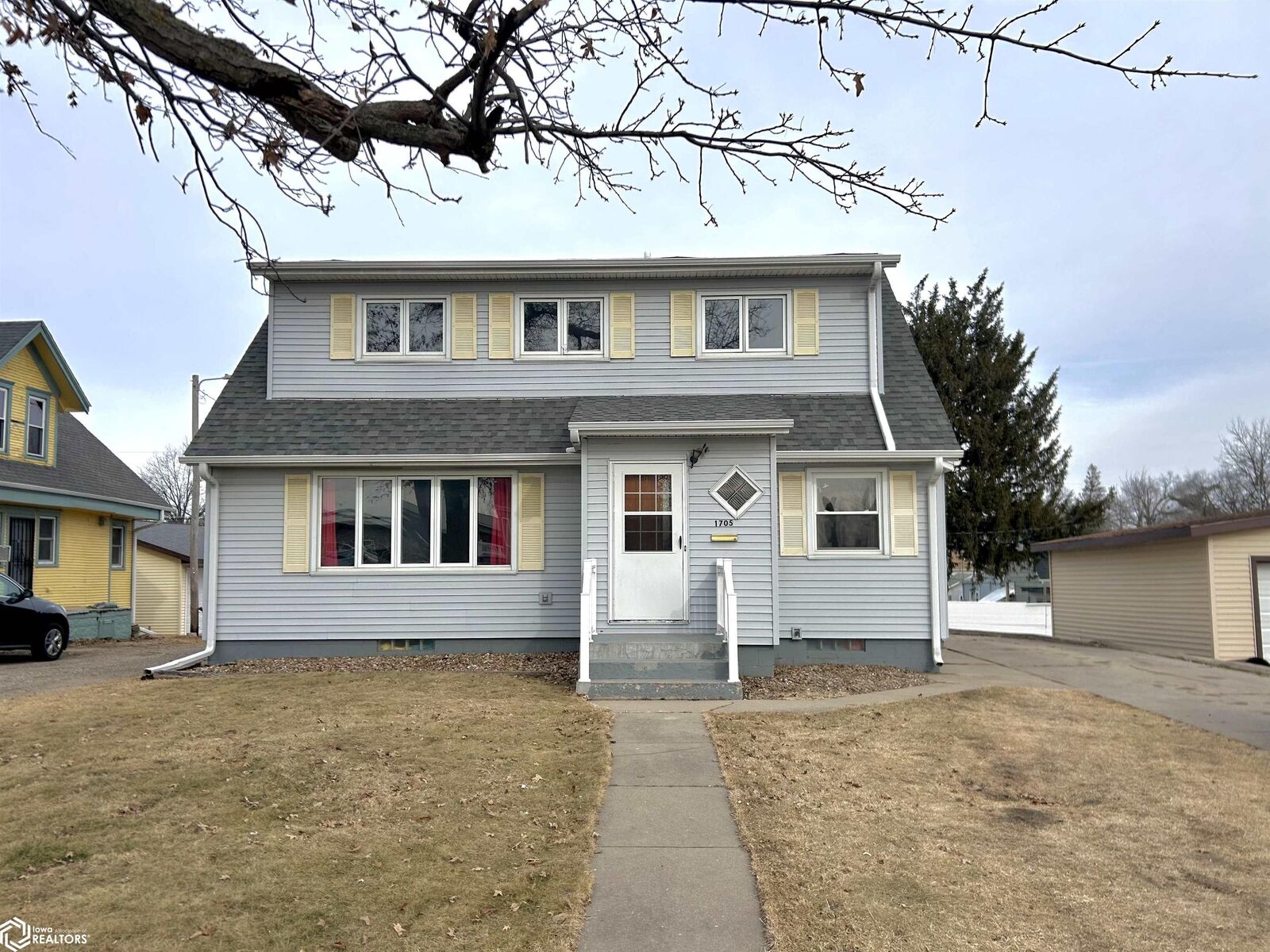Property Photo:  1705 Summit Street  IA 50158 
