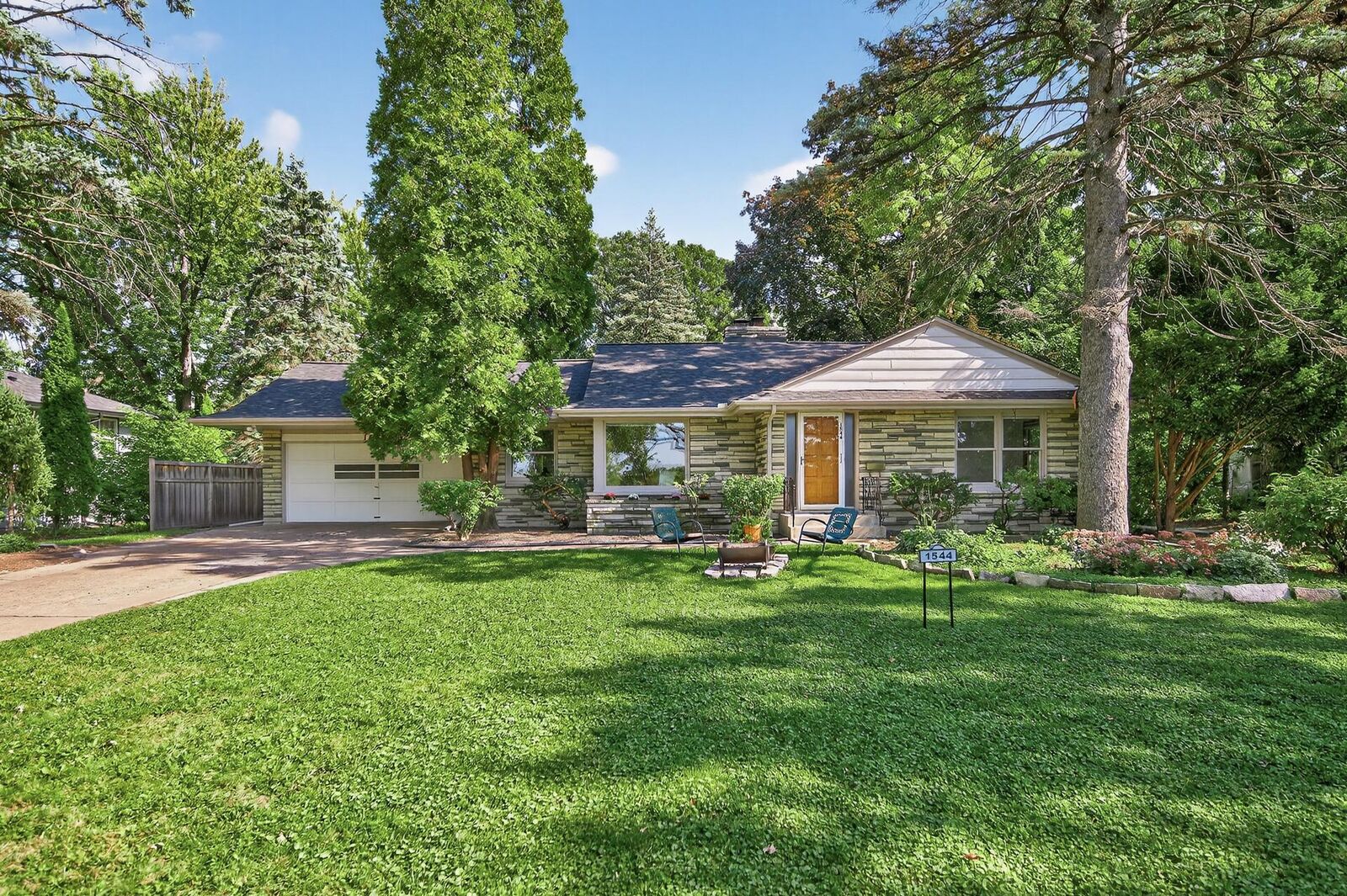 Property Photo:  1544 Mississippi River Boulevard S  MN 55116 