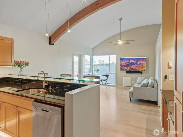 Property Photo:  654  5th Avenue S 404  WA 98020 