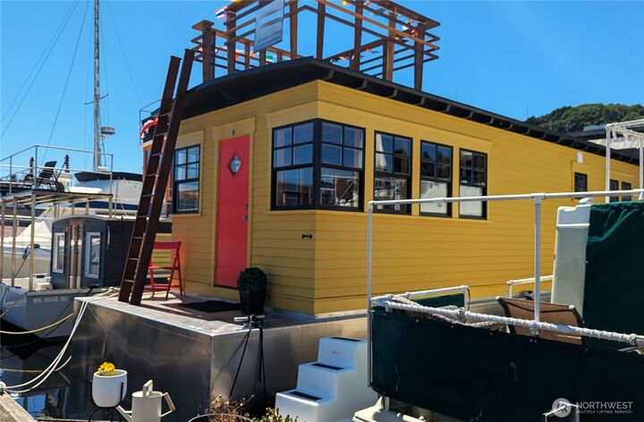 Property Photo:  2040  Westlake Avenue N 17  WA 98109 