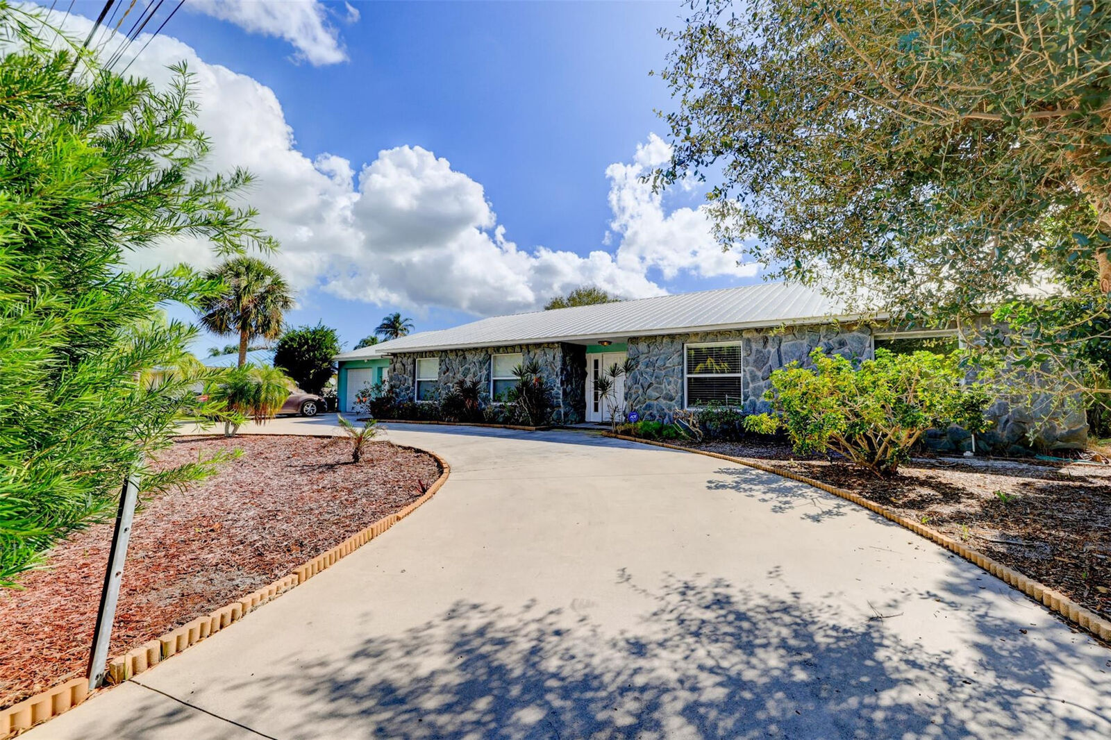 Property Photo: 322 S Naranja Avenue FL 34983