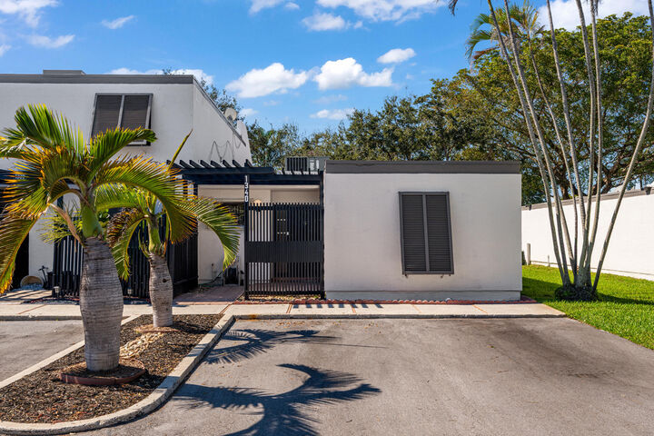 Property Photo: 1340 E Golfview Drive FL 33026