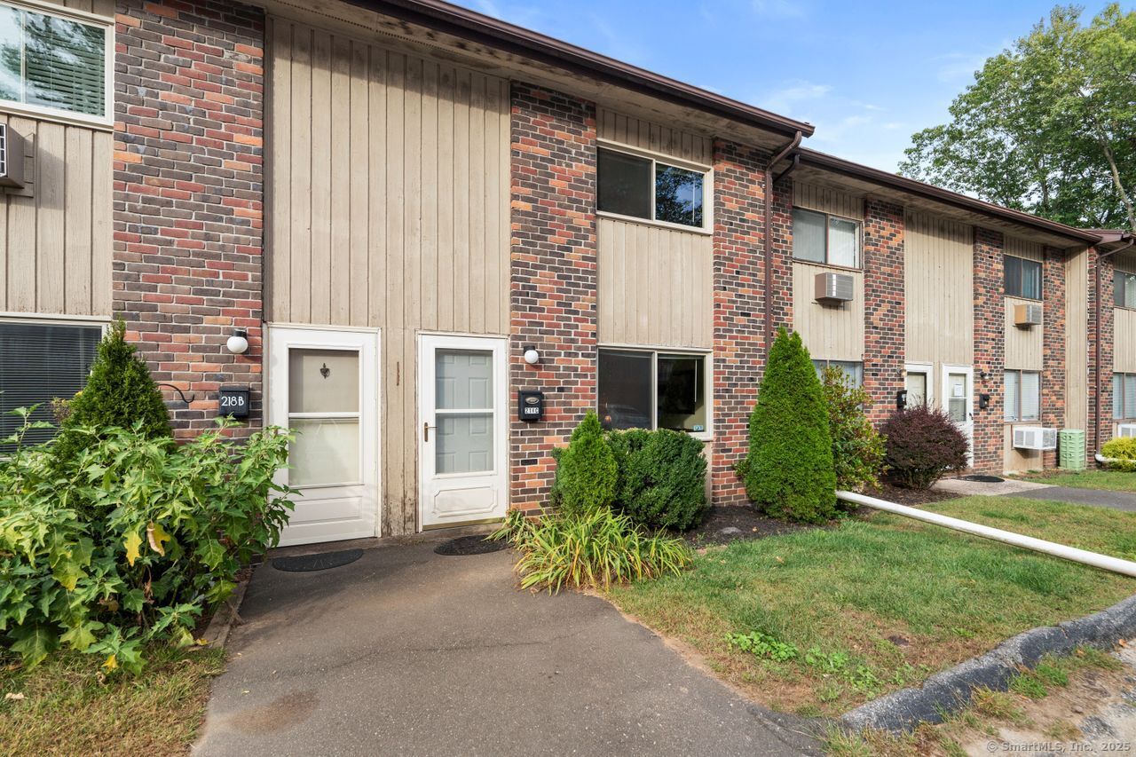 Property Photo: 218 Oakville Avenue Apt C CT 06708