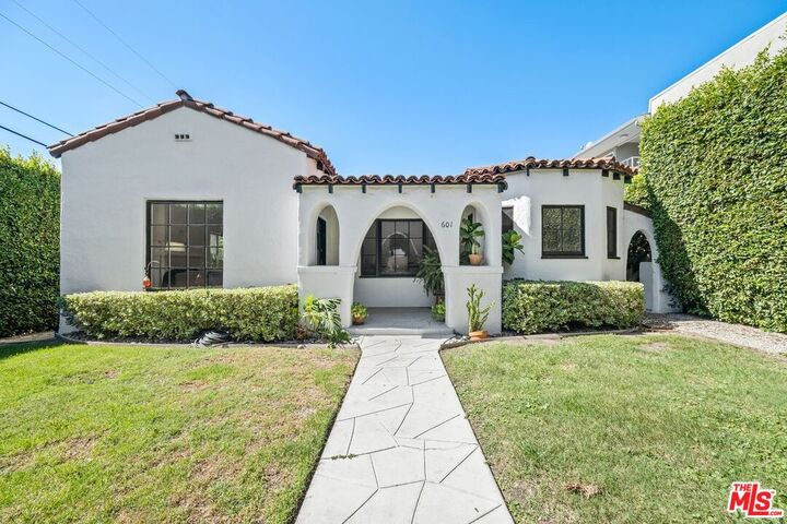 Property Photo: 601 N Hayworth Ave CA 90048