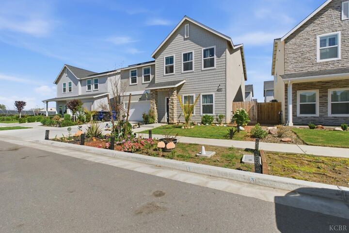 Property Photo:  1773 N Sophia Street  CA 93230 