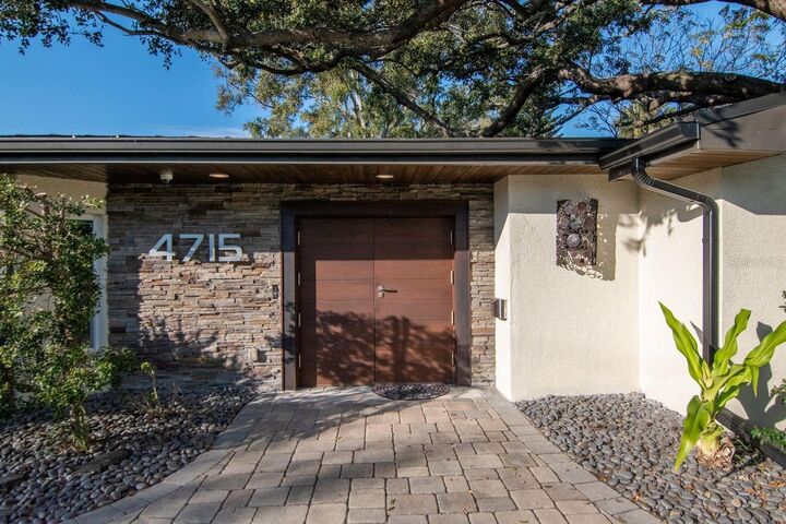 Property Photo: 4715 W San Jose Street FL 33629