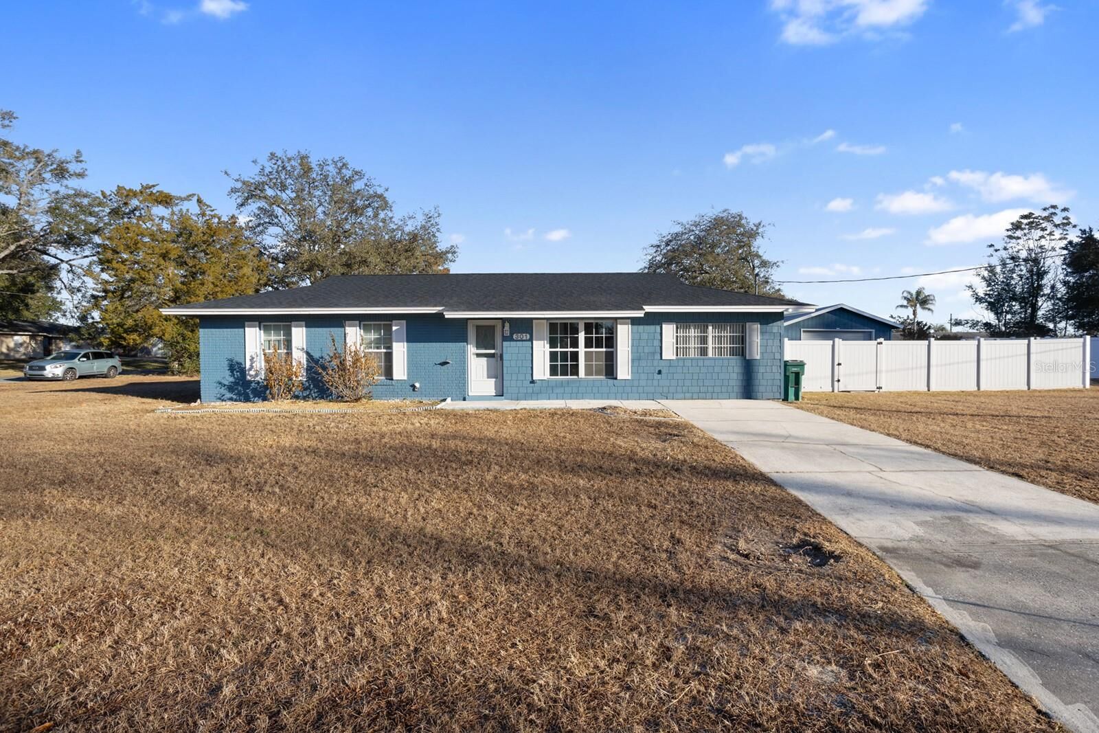 Property Photo: 301 Magnolia Way FL 32159