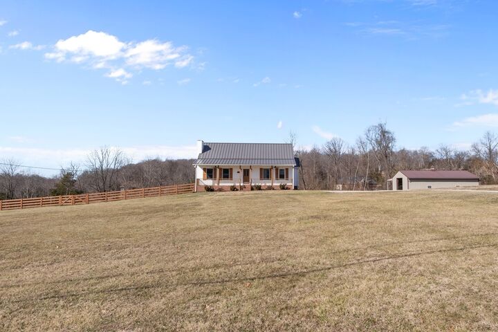 Property Photo: 1024 E Piney Rd TN 37055