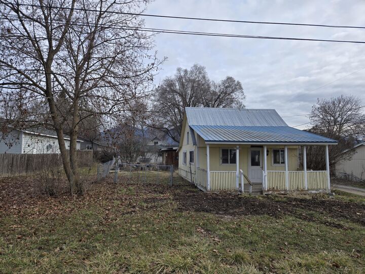 Property Photo:  606 N Victoria St  WA 99109 